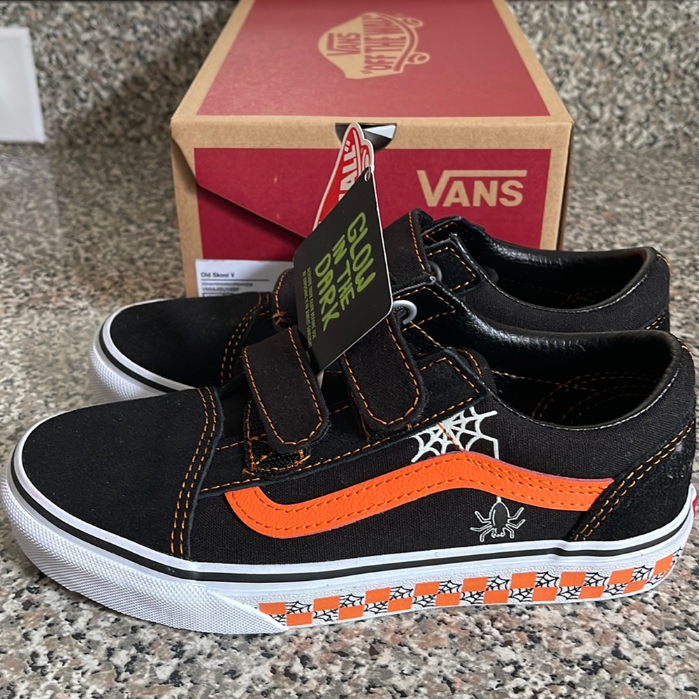 New Vans Old Skool V Glow in the dark Spider web Kids Size 2.5